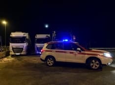 IVREA - Stop dei mezzi pesanti in Francia e Svizzera causa neve: lunghe colonne di tir in autostrada