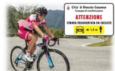 RIVAROLO - «Io rispetto il ciclista»: taglio del nastro per i cartelli stradali che sensibilizzano gli automobilisti alla sicurezza di chi va in bici