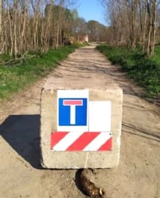 SAN BENIGNO - Coronavirus, troppi «furbetti» in giro: il Comune mette i blocchi di cemento sulle strade