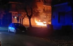 SAN GIUSTO CANAVESE - Auto parcheggiata distrutta da un incendio: paura in pieno centro - FOTO