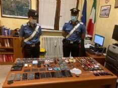 TORRAZZA - Ruba nel centro Amazon dove lavora incollandosi orologi e cellulari sul petto: arrestato