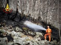 RUEGLIO - Spento il maxi incendio boschivo dopo quattro giorni: danni del fuoco devastanti - FOTO e VIDEO