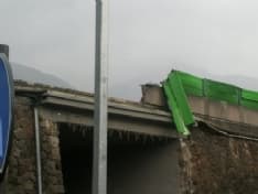 AUTOSTRADA TORINO-AOSTA - Camion sbatte contro il ponte di Quincinetto: caos sulla A5