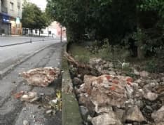 IVREA - Pioggia e vento forte: crollano pezzi del muro romano