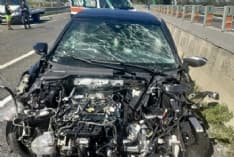 LEINI - Schianto sul raccordo per Caselle, auto impazzita sbatte due volte contro le barriere: ferito il conducente - FOTO