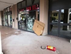 CASTELLAMONTE - Sfonda la vetrina della pizzeria dei fratelli gambizzati: arrestato Nicolas Ficarra, 19 anni - FOTO