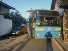 CICONIO - Auto in sosta, il pullman resta incastrato in centro