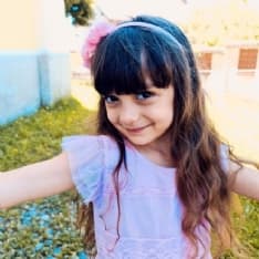 CASTELLAMONTE - La piccola Evelyn sarà protagonista nel film «La bambina che non sapeva odiare»