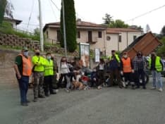 CASTELLAMONTE - Boschi pieni di discariche abusive: i volontari ripuliscono tutto - FOTO