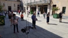 RIVAROLO - #RestiamoLiberi: manifestanti in piedi in piazza Garibaldi - FOTO