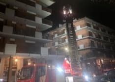CIRIE' - Si arrampica sul tetto della palazzina ma resta bloccato: i pompieri salvano il gattino Tigro
