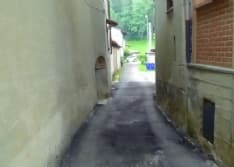 RIVARA - Strada stretta: borgata inaccessibile dalle ambulanze - FOTO