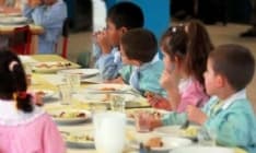 IVREA - Famiglie in difficoltà economica, i bimbi mangiano gratis per due mesi nelle scuole della città