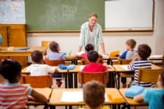 SAMONE - Mamme in azione alla scuola primaria: «Non mandate via la nostra brava maestra»