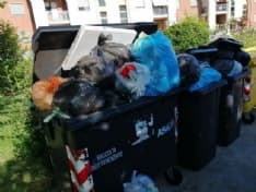 RIVAROLO - Aumentano le bollette dei rifiuti ma i cassonetti si riempiono a dismisura: cittadini furenti