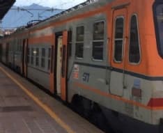 FERROVIA CANAVESANA - Pietra contro il treno: finestrino distrutto e nuova serie di ritardi - FOTO