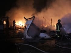 BORGARO-TORINO - Incendio nel campo nomadi: baracche distrutte