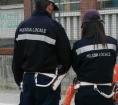 LEINI - Imbratta muri e panchine per amore: dodicenne identificata dalla polizia municipale