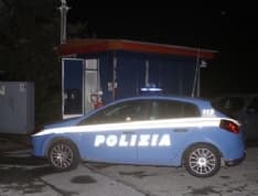 IVREA - Pistole in pugno rapinano la stazione di servizio