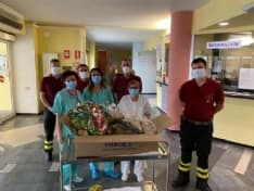 CIRIE' - I vigili del fuoco di Caselle donano colombe e uova di Pasqua al reparto pediatria - FOTO