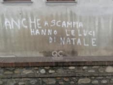 OGLIANICO - Niente luci di Natale: vandali scrivono sui muri