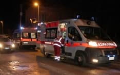 CASTELLAMONTE - Uomo cade dal balcone di casa: se la caverà