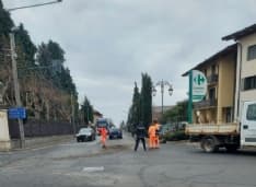 VALPERGA - Camion perde il carico, ma non si ferma: intervento di Polizia locale e cantonieri - FOTO
