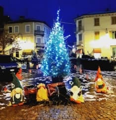 PONT CANAVESE - Il paese «invaso» dagli gnomi di Natale