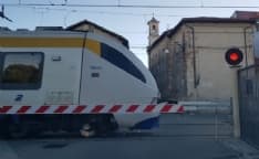 FELETTO - Passaggi a livello in tilt, ampi ritardi sulla Canavesana