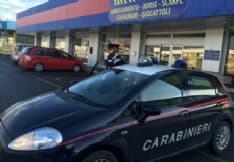 BUROLO - Rubano abbigliamento nel negozio: quattro minorenni bloccate dai carabinieri