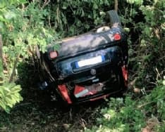 SALASSA - Perde il controllo della Panda e si ribalta nella scarpata: automobilista ferito - FOTO