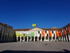 IVREA - La città si colora in attesa dello Storico Carnevale e della battaglia delle arance - FOTO