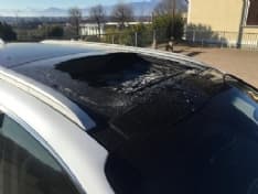 SAN FRANCESCO - Crolla un pezzo di campanile e sfonda il vetro di un'auto