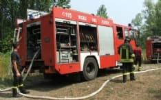STRAMBINO - Incendio nell'ex discarica: vigili del fuoco al lavoro