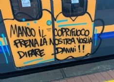 RIVAROLO CANAVESE - Un altro treno Pop vandalizzato in stazione. I balordi lanciano la sfida: «Nemmeno il coprifuoco può fermarci» - FOTO