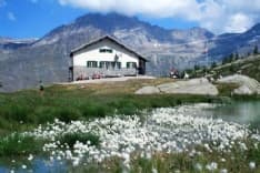 CANAVESE - Montagna in sicurezza, grazie al Cai defibrillatori nei rifugi