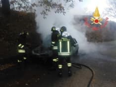 LEINI - Auto finisce contro un albero e prende fuoco: ragazza a bordo salvata da un automobilista eroe