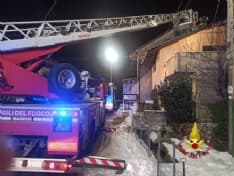 NOLE CANAVESE - Incendio tetto, pronto intervento dei vigili del fuoco - FOTO