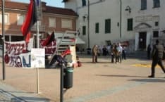 CASELLE - Gli anarchici manifestano contro l'Alenia - FOTO