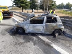 IVREA - Si schianta con l'auto che prende fuoco sulla bretella autostradale: attimi di paura per un uomo di Ivrea - FOTO