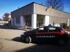 LEINI - Con la maschera di carnevale e una pistola rapinano le poste: due banditi in fuga con 10 mila euro