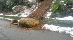 INGRIA - Masso precipita sulla provinciale della Valle Soana