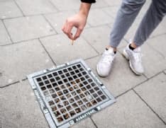 INQUINAMENTO – I tombini-posacenere, l’idea del secolo