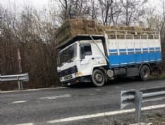 PONTE PRETI - Camion pieno di fieno finisce fuori strada: disagi al traffico sulla pedemontana - FOTO