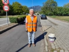CUORGNE' - Scopa, guanti e senso civico: pioggia di complimenti per Domenico, il volontario 83enne che pulisce strade e viali