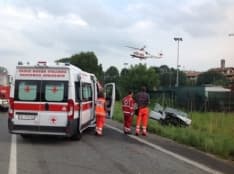 SALASSA - GRAVE INCIDENTE SULLA 460: AUTO DISTRUTTA CONTRO UN TRATTORE - FOTO E VIDEO