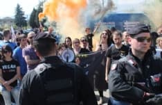 FAVRIA - Tensione e insulti alla manifestazione animalista contro la battaglia delle Reines - FOTO E VIDEO