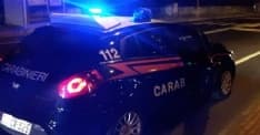 CANAVESE - Ladri in fuga speronano i carabinieri e scappano. Un arresto e un'auto rubata in fiamme