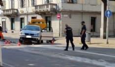 RIVAROLO CANAVESE - Sbaglia manovra in corso Torino e rimane incastrata nello spartitraffico