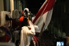 STORICO CARNEVALE DI IVREA - La sfilata della Mugnaia a numero chiuso: solo 100 aranceri per squadra